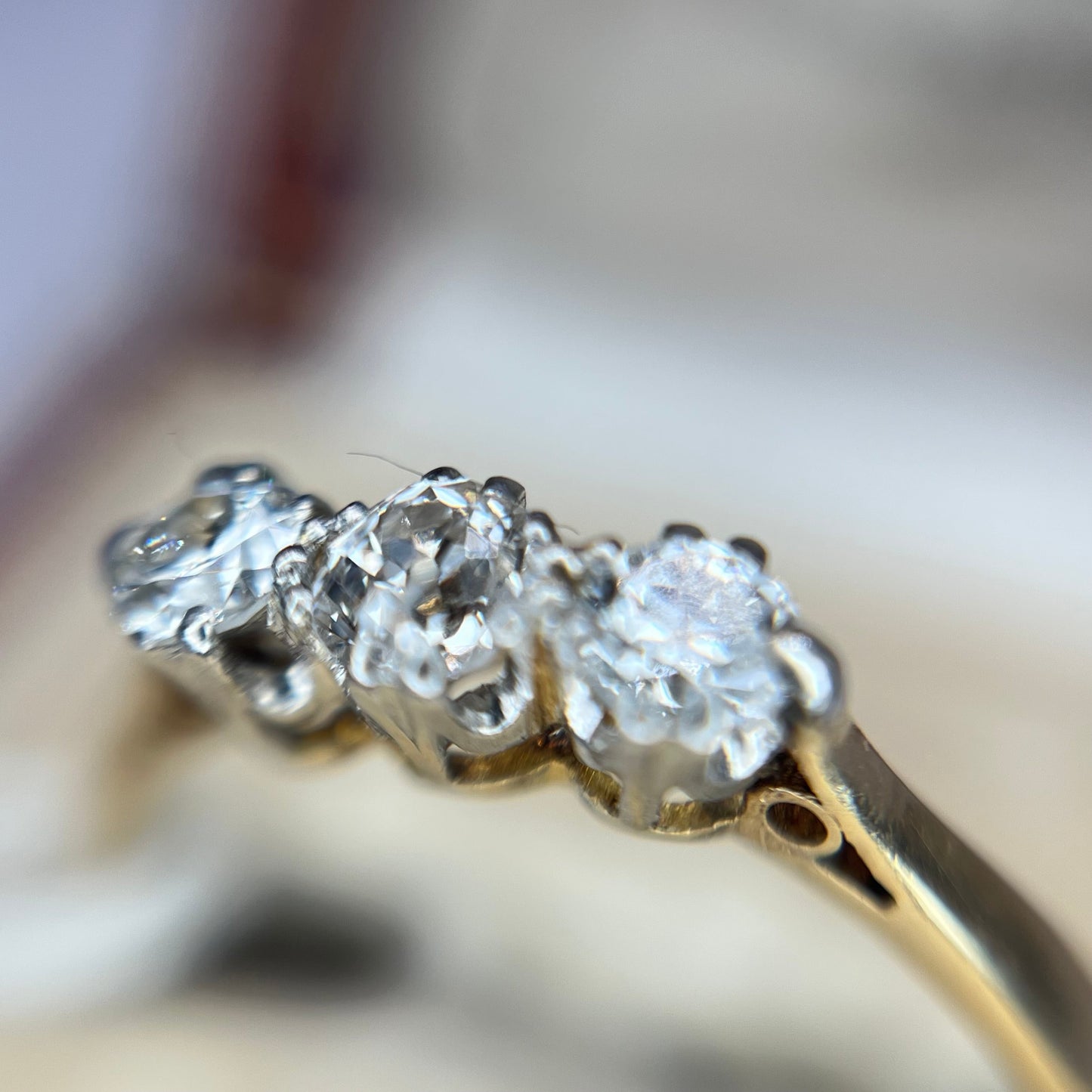 イギリス アンティークジュエリー 3stone K18 /Pt ゴールド コンビカラー シンプルデザイン リング オールドカットダイヤモンド 約0.2ct 1900年初頭頃 DR00726