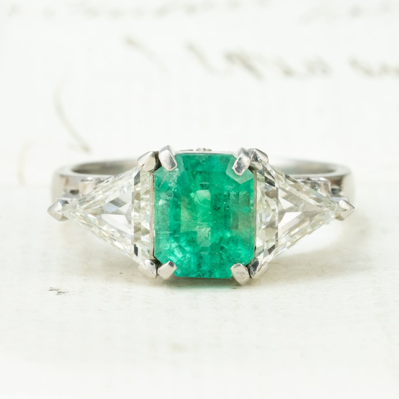 昭和レトロ Pt900 エメラルドリング 2.02ct / トリリアントカット ダイヤモンド 1.28ct ヴィンテージジュエリー ~顔まで美しい トリリアントカットを添えたエメラルドヴィンテージリング ~