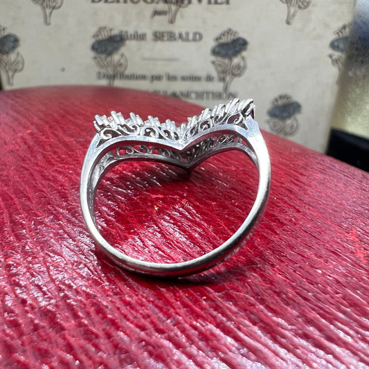 日本の作品ヴィンテージ 昭和ジュエリー Pt900 ダイヤモンド 0.7ct V字シェイプ 透かし レトロ デザイン シルバーカラー リング OKR00205 2枚目