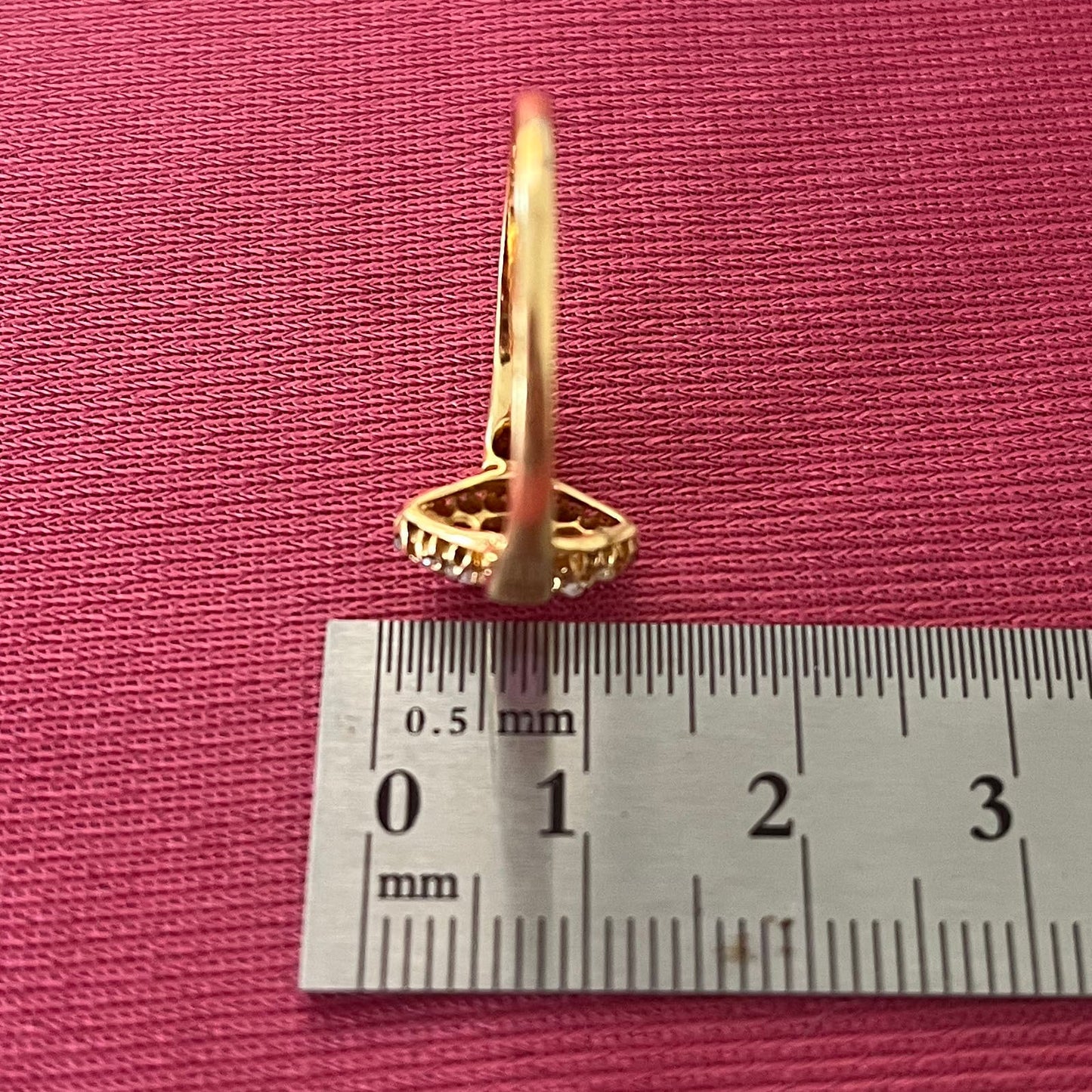 アンティークジュエリー イギリス アンティークリング K18 ルビー&ダイヤモンド 〜 クッションカットの深紅ルビーと氷砂糖のようにきらめくアンティークカットダイヤモンドのきらめき〜DR00702