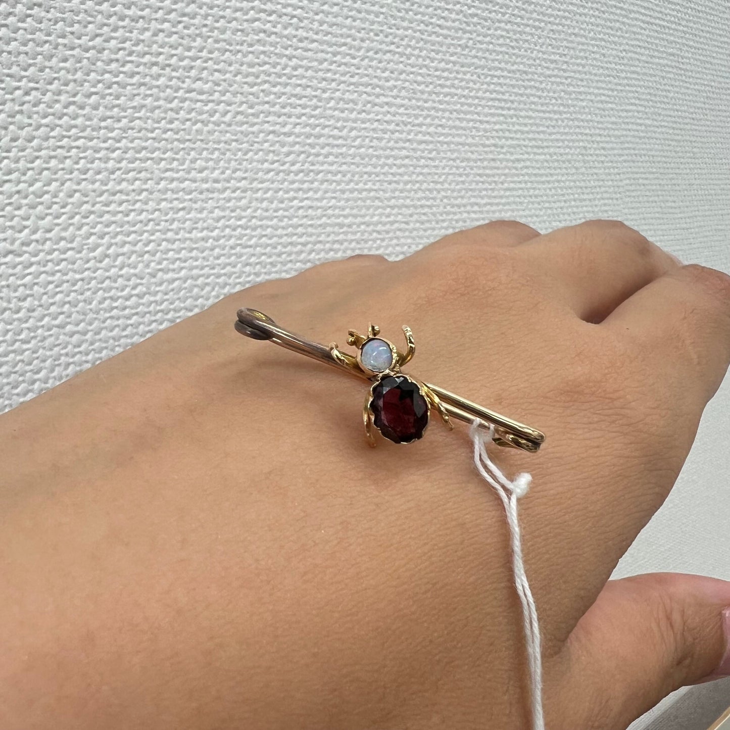 アンティークジュエリー イギリス アンティーク 昆虫 デザイン K9 ロードライトガーネット オパール ブローチ 1900前半頃 DBR00135