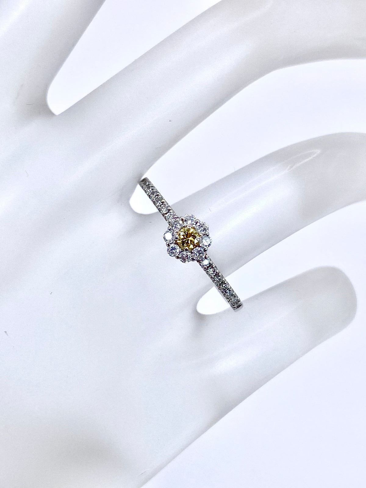 FANCY VIVID YELLOW ダイヤモンド 0.055ct / ダイヤモンド 計0.19ct Pt950 リング 12号【リフレッシュメント(新品仕上げ・補修・洗浄等済)】【3日以内返品可（※カード/キャリア決済の場合）】