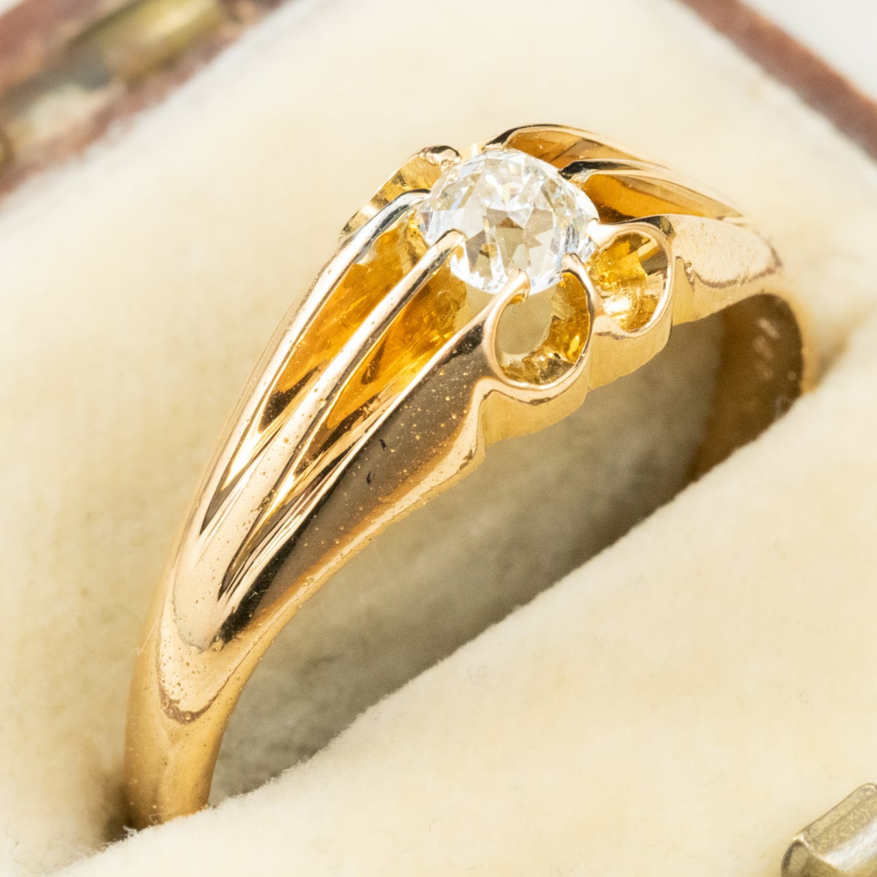 イギリスアンティーク ジュエリー K18 オールドマインカットダイヤモンド 約0.5ct ベルチャーセッティング 1905年製 バーミンガム 彫り装飾 ゴールド リング DR00776  Daisy Ring