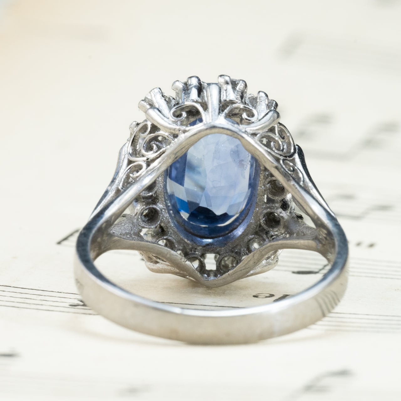 Pt900 昭和ザマスリング 非加熱ブルーサファイヤ 3.903ct ダイヤモンド0.35   〜遥か遠き氷の国のご令嬢リング〜OKR00249