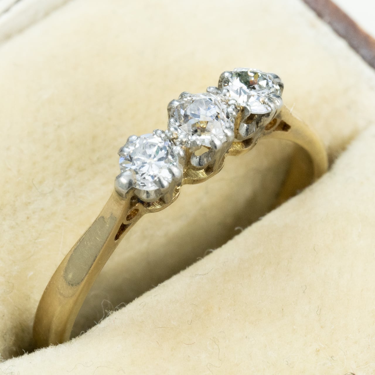 イギリス  アンティークジュエリー 3stone K18 /Pt  ゴールド コンビカラー シンプルデザイン リング オールドカットダイヤモンド 約0.2ct  1900年初頭頃  DR00726