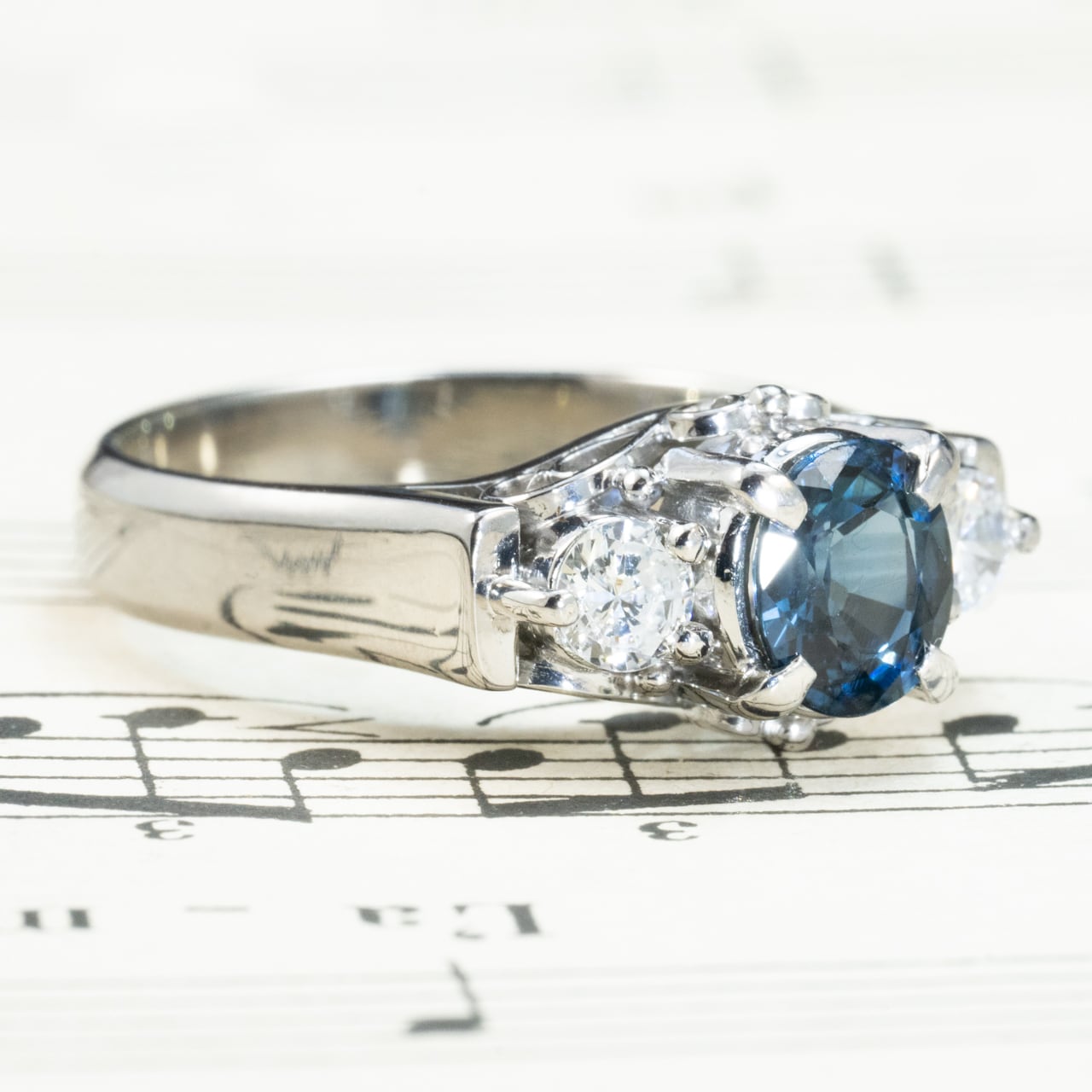 Pt900 天然サファイア 2.47ct × ダイヤモンド  昭和レトロ リング｜3ストーン 透かし細工  ゴージャス ヴィンテージジュエリー 9.5号｜DaisyRing OKR00228