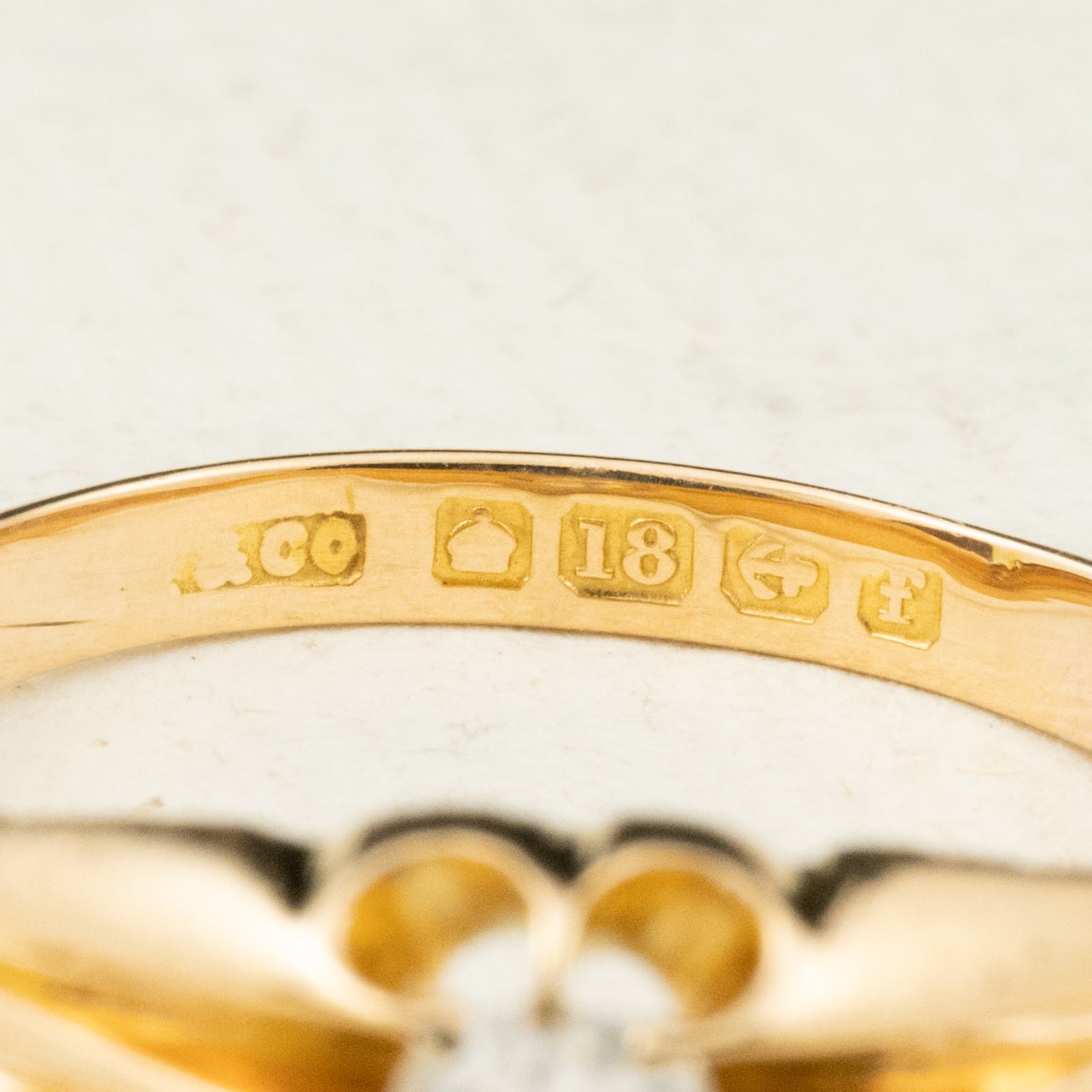 イギリスアンティーク ジュエリー K18 オールドマインカットダイヤモンド 約0.5ct ベルチャーセッティング 1905年製 バーミンガム 彫り装飾 ゴールド リング DR00776  Daisy Ring