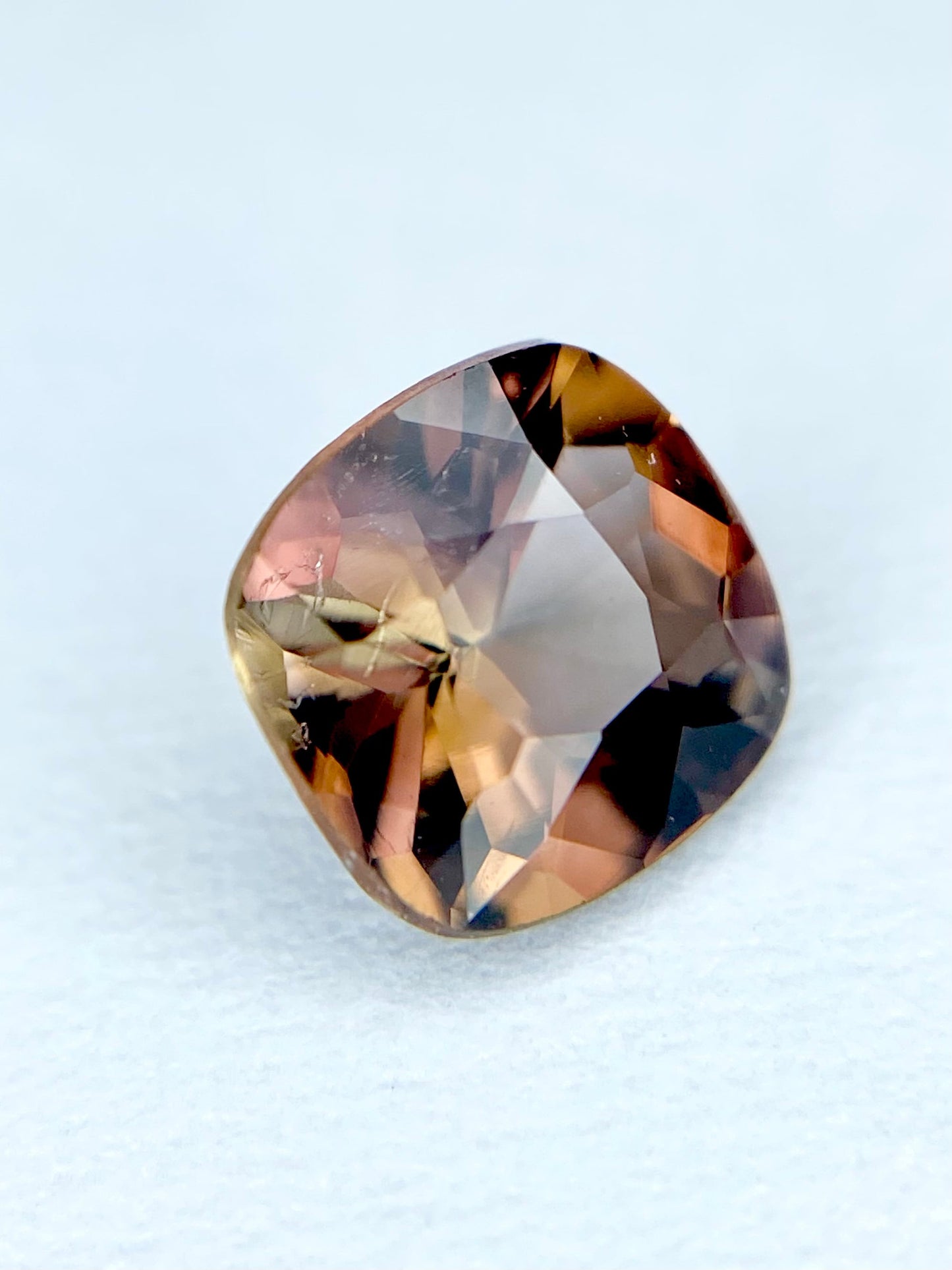 アキシナイト 0.68ct ルース 3枚目