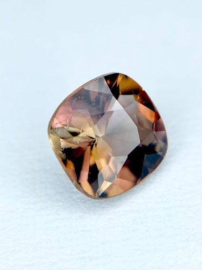 アキシナイト 0.68ct ルース 3枚目