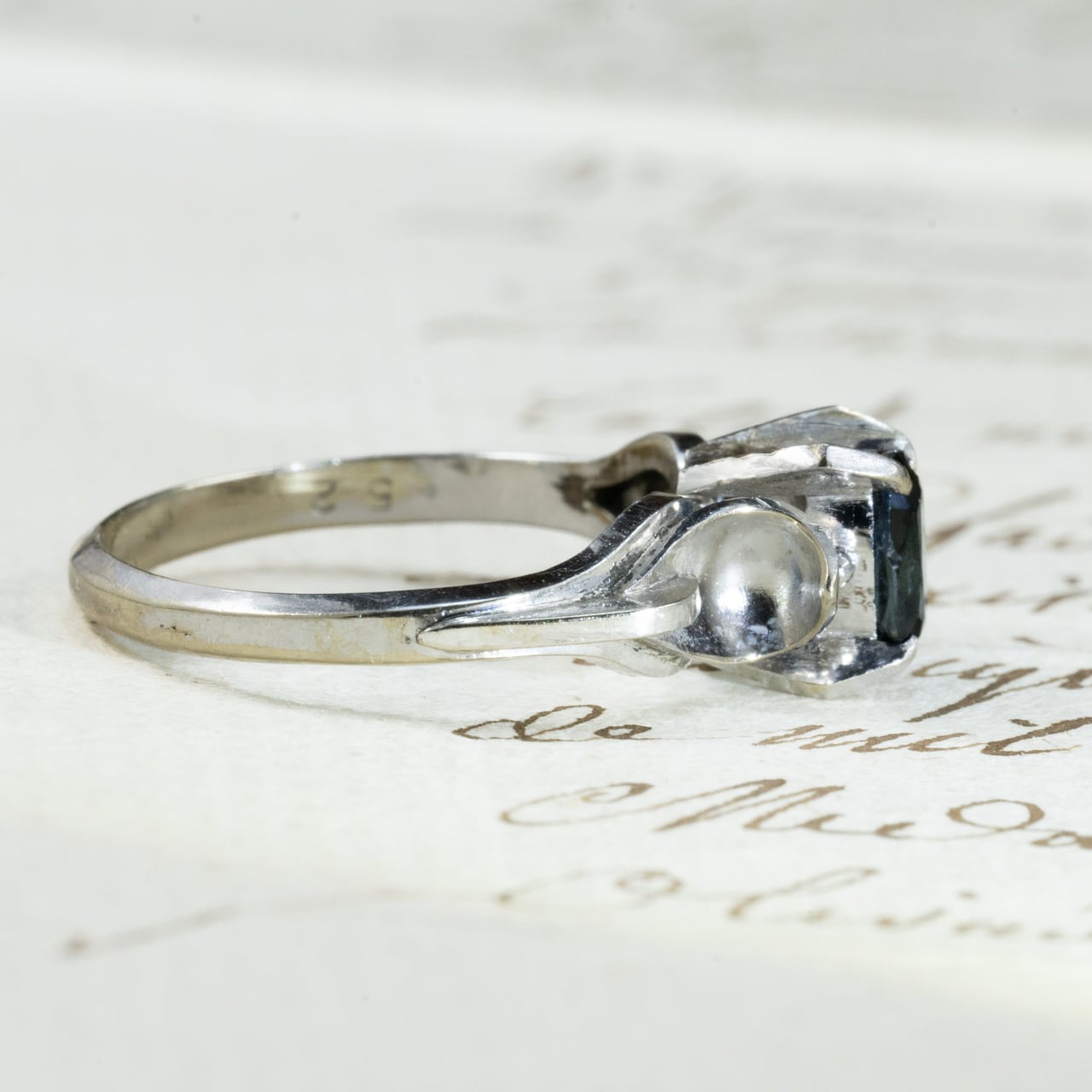 昭和ジュエリー サファイアリング 0.52ct K14WG 昭和レトロ 和デコ ヴィンテージ 指輪 青石 クールデザイン MOR00619