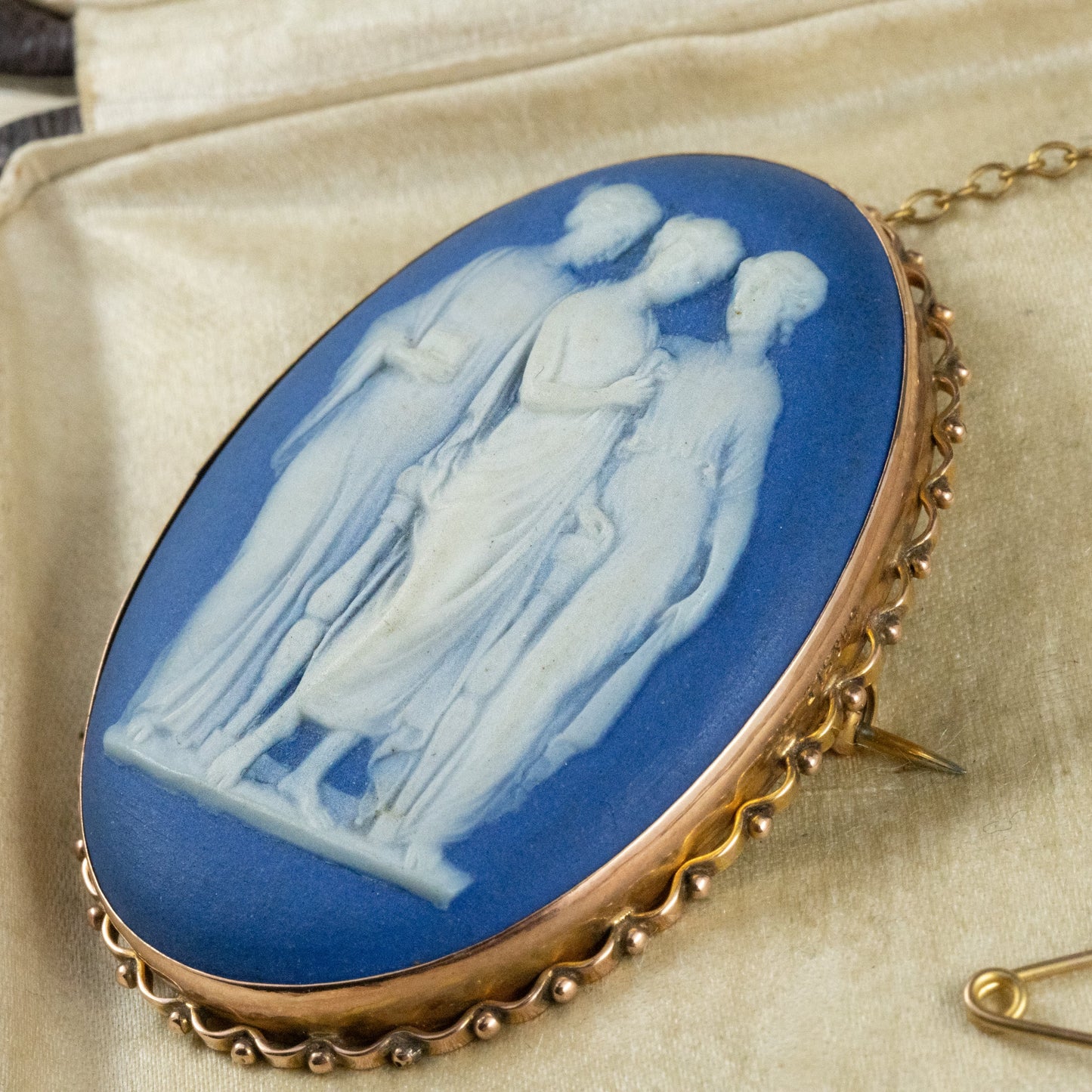 K９イギリス ウエッジウッド wedgwood ヴィンテージ カメオ ブローチ 〜空の青に魅せられて…女神達の語らい〜 MOBR00027