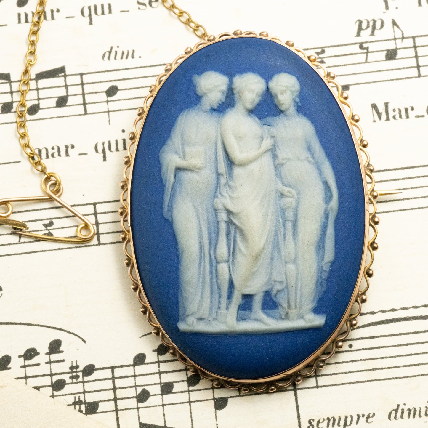 K９イギリス ウエッジウッド wedgwood ヴィンテージ カメオ ブローチ 〜空の青に魅せられて…女神達の語らい〜 MOBR00027