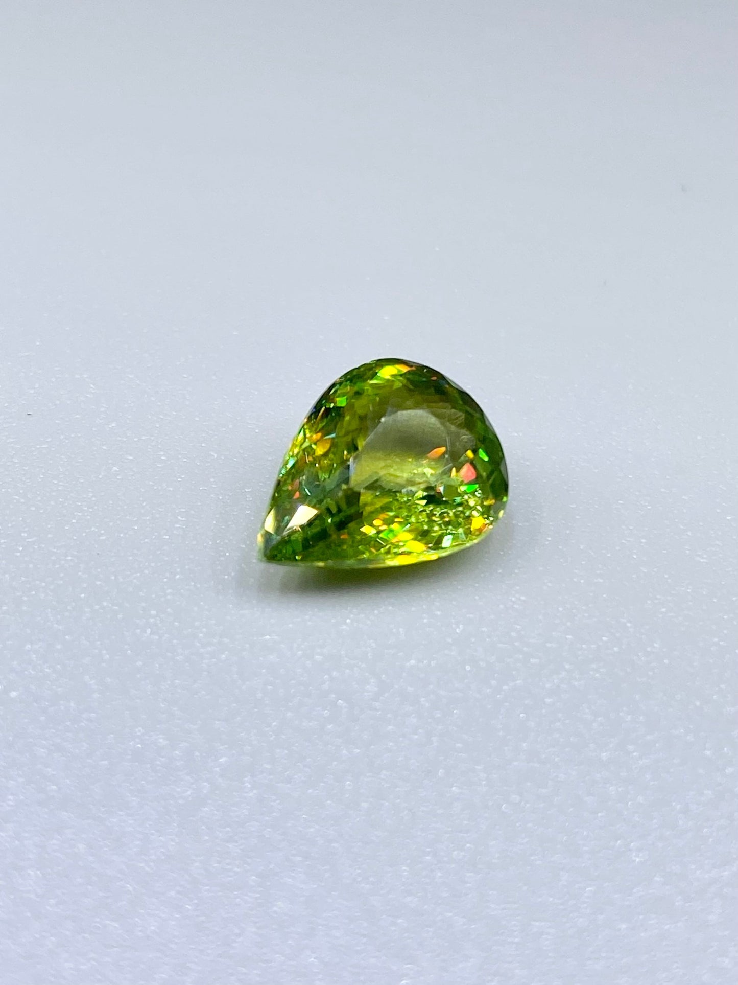 はっきり美しい緑茶系スフェーン 3.29ct ルースペアシェイプ 動画リンク Twitter/Xあり 9枚目