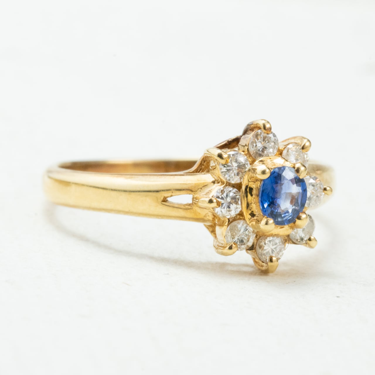 ヴィンテージジュエリー 服部時計店 K18  サファイア 0.17ct  ダイヤモンド 0.2ct クラスター 小花デザイン ゴールド リング 〜楚々とした高原の花のような優しさ〜OKR00245