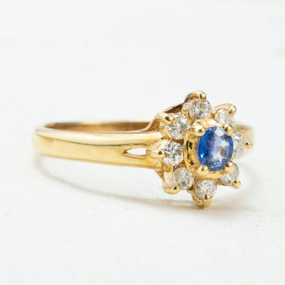 ヴィンテージジュエリー 服部時計店 K18  サファイア 0.17ct  ダイヤモンド 0.2ct クラスター 小花デザイン ゴールド リング 〜楚々とした高原の花のような優しさ〜OKR00245
