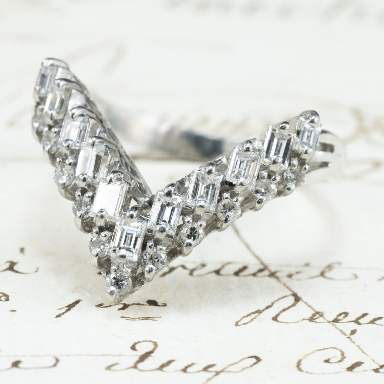 【日本の作品】ヴィンテージ 昭和ジュエリー Pt900 ダイヤモンド 0.7ct V字シェイプ 透かし レトロ デザイン シルバーカラー リング OKR00205
