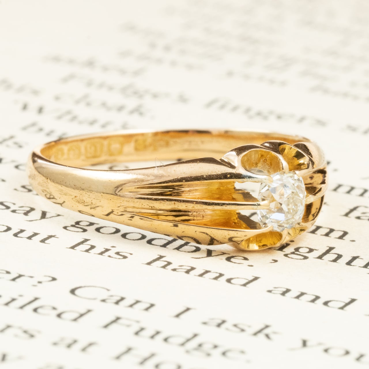 イギリスアンティーク ジュエリー K18 オールドマインカットダイヤモンド 約0.5ct ベルチャーセッティング 1905年製 バーミンガム 彫り装飾 ゴールド リング DR00776  Daisy Ring