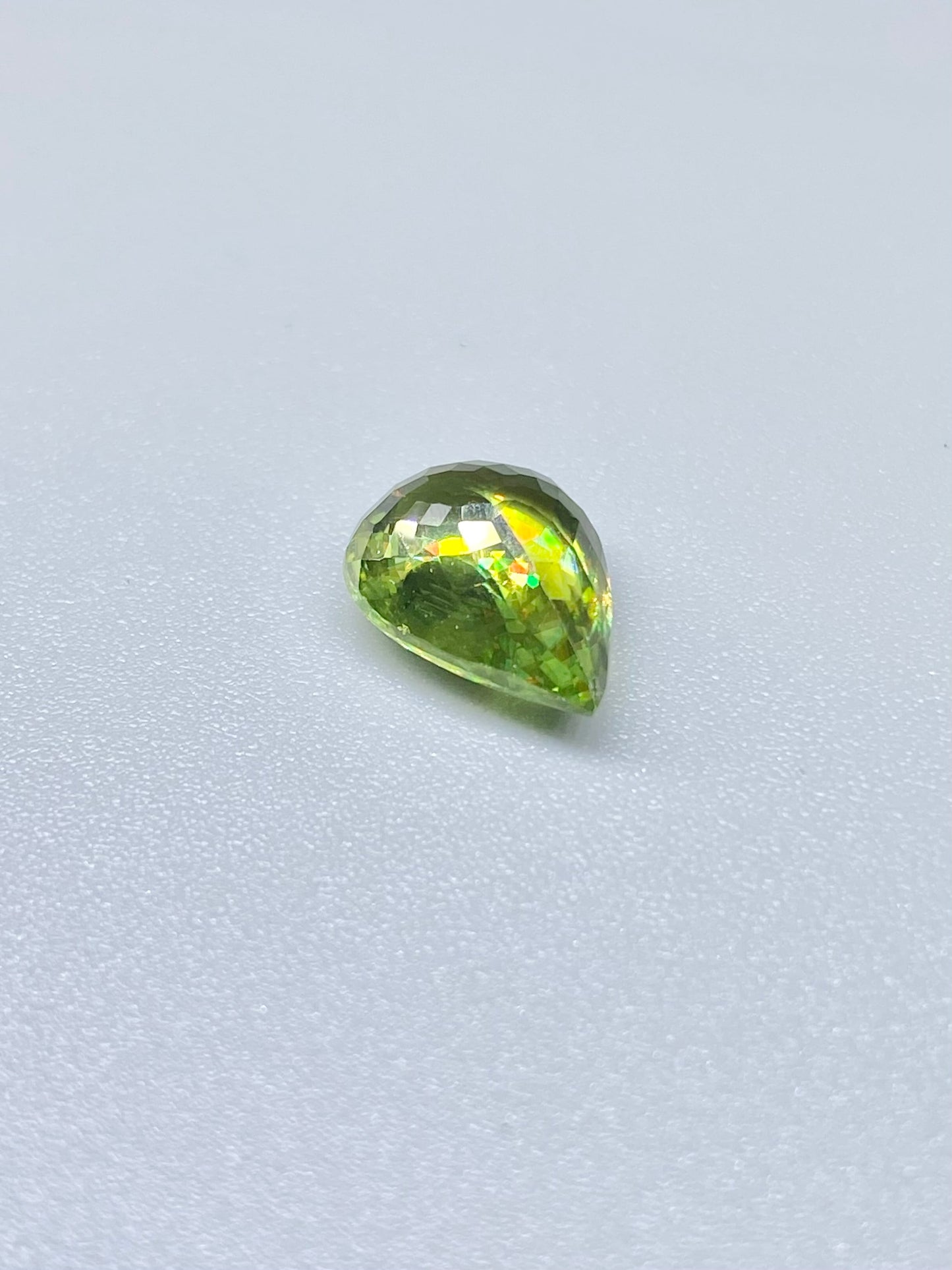 はっきり美しい緑茶系スフェーン 3.29ct ルースペアシェイプ 動画リンク Twitter/Xあり 11枚目