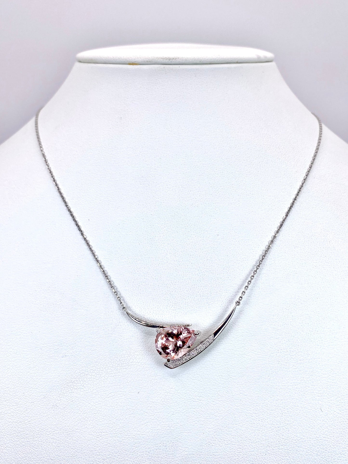 【新品】モルガナイト 4.16ct / ダイヤモンド 計0.08ct Pt900/850 ネックレス【新品】【3日以内返品可（※カード/キャリア決済の場合）】