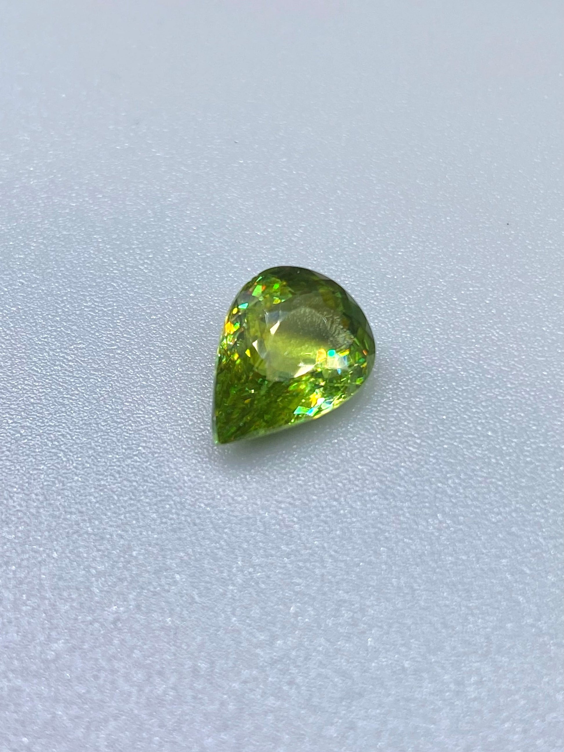 はっきり美しい緑茶系スフェーン 3.29ct ルースペアシェイプ 動画リンク Twitter/Xあり 5枚目
