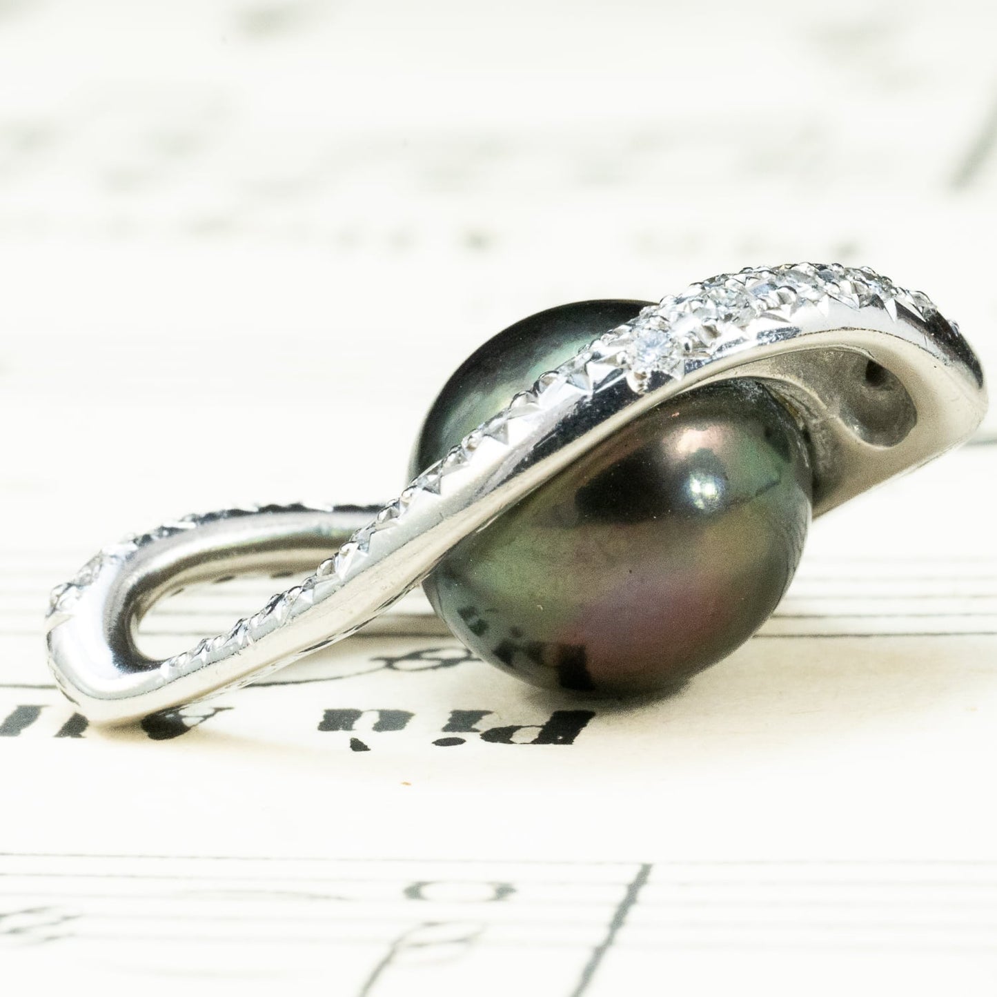 K18WG 黒蝶真珠 ピーコックカラー ダイヤモンド  0.25ct  4.0g 9.0mm珠 MOP00274