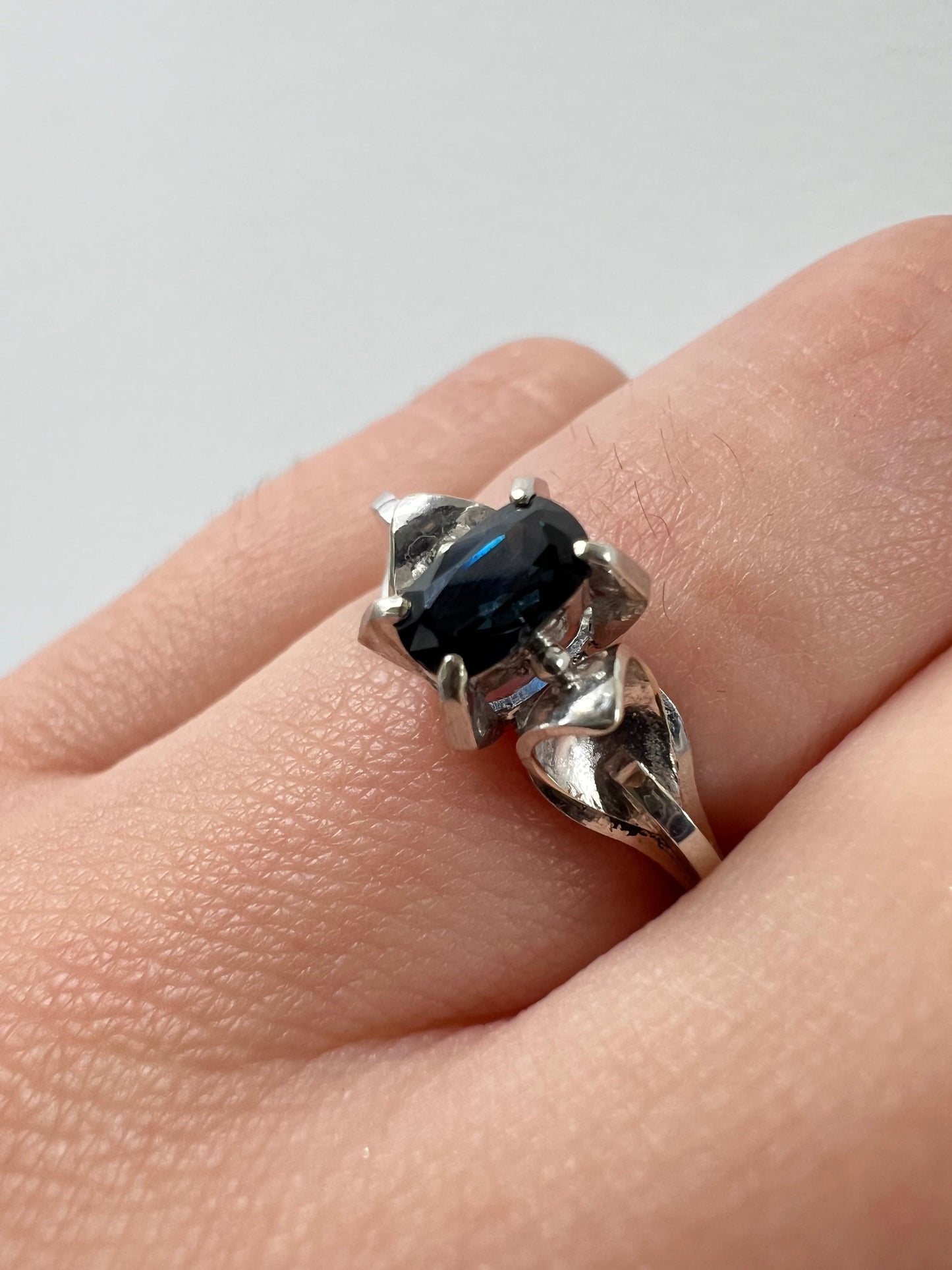 昭和ジュエリー サファイアリング 0.52ct K14WG 昭和レトロ 和デコ ヴィンテージ 指輪 青石 クールデザイン MOR00619