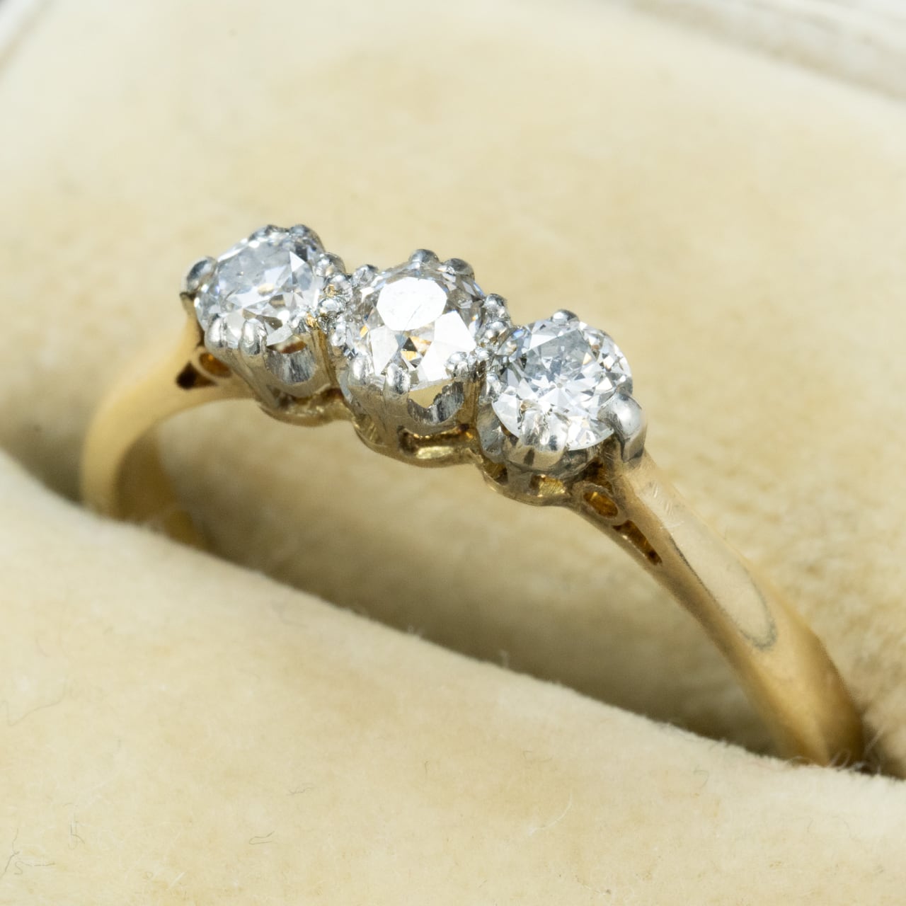 イギリス  アンティークジュエリー 3stone K18 /Pt  ゴールド コンビカラー シンプルデザイン リング オールドカットダイヤモンド 約0.2ct  1900年初頭頃  DR00726