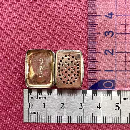 アンティークジュエリー イギリス アンティーク シルバー ヴィネグレット 〜香りに秘められた、愛を運ぶ小箱〜 DTH00009