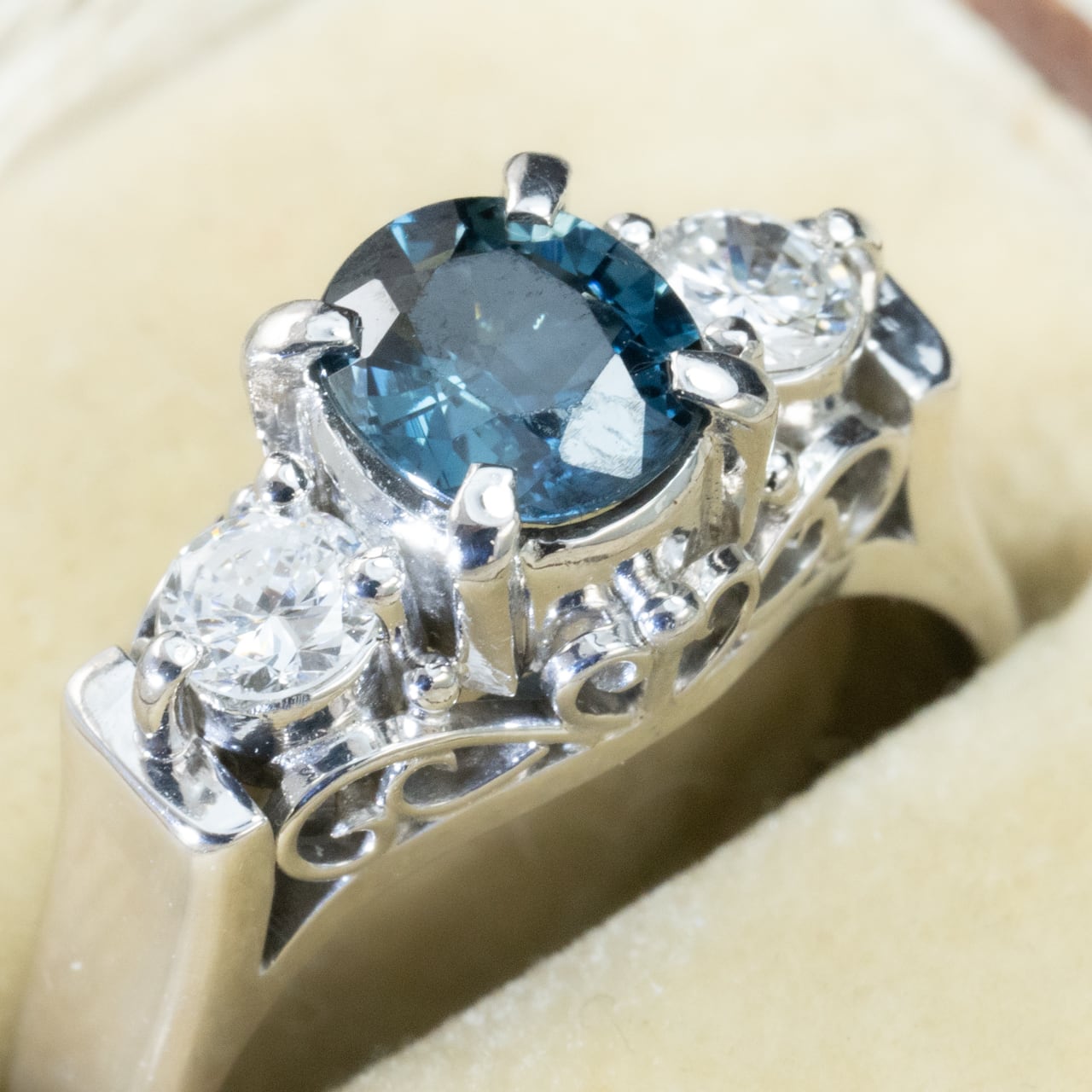Pt900 天然サファイア 2.47ct × ダイヤモンド  昭和レトロ リング｜3ストーン 透かし細工  ゴージャス ヴィンテージジュエリー 9.5号｜DaisyRing OKR00228