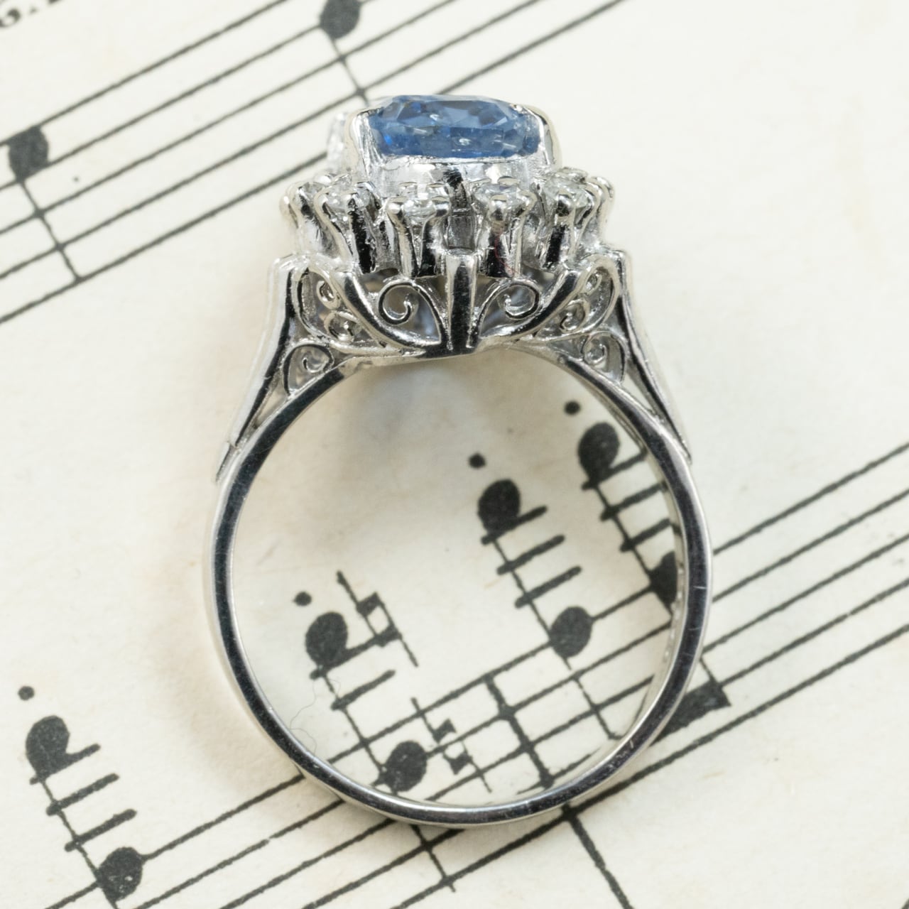 Pt900 昭和ザマスリング 非加熱ブルーサファイヤ 3.903ct ダイヤモンド0.35   〜遥か遠き氷の国のご令嬢リング〜OKR00249