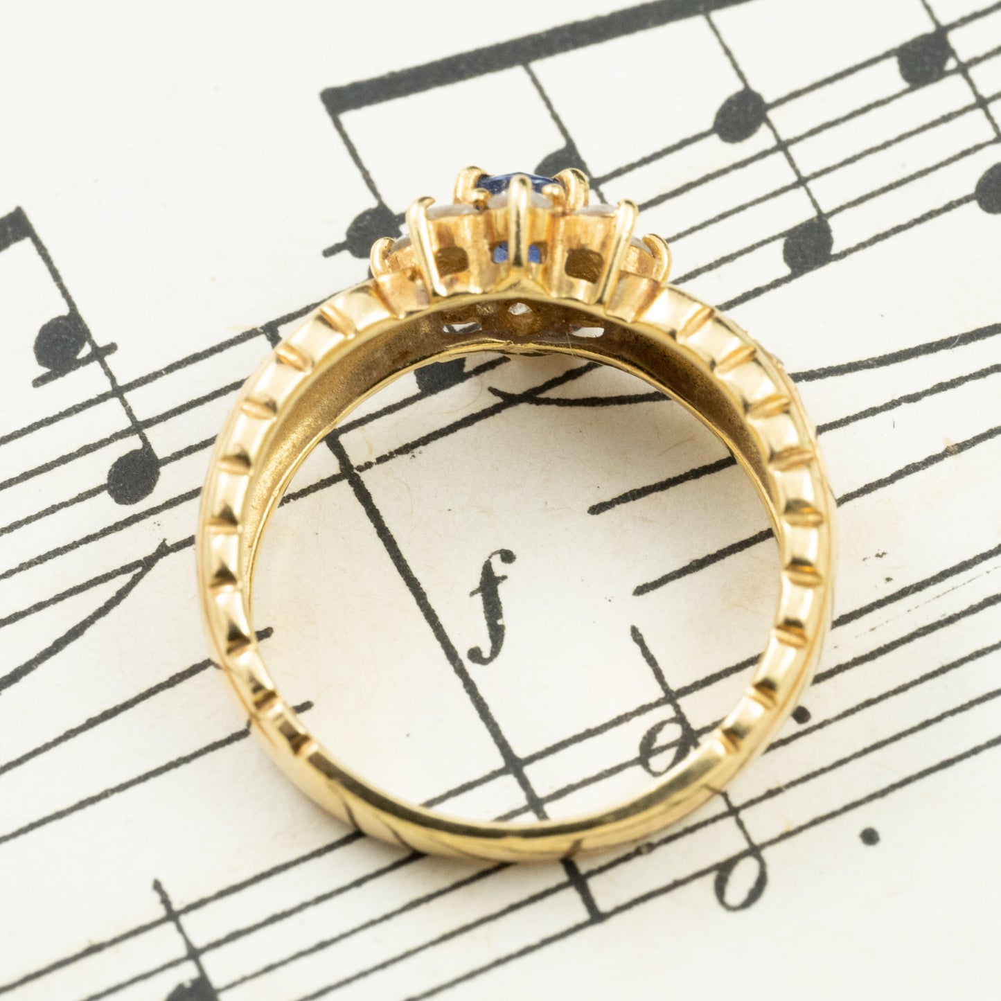K18 サファイア0.40ct × ダイヤモンド0.43ct リング 〜気品あふれるブルーのきらめき〜OKR00155