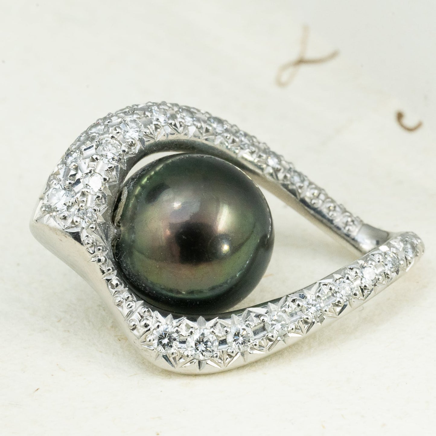K18WG 黒蝶真珠 ピーコックカラー ダイヤモンド  0.25ct  4.0g 9.0mm珠 MOP00274