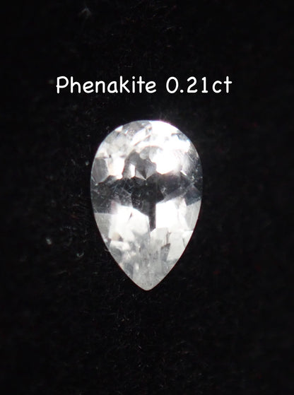 フェナカイト 0.21ct ルース ペアシェイプ