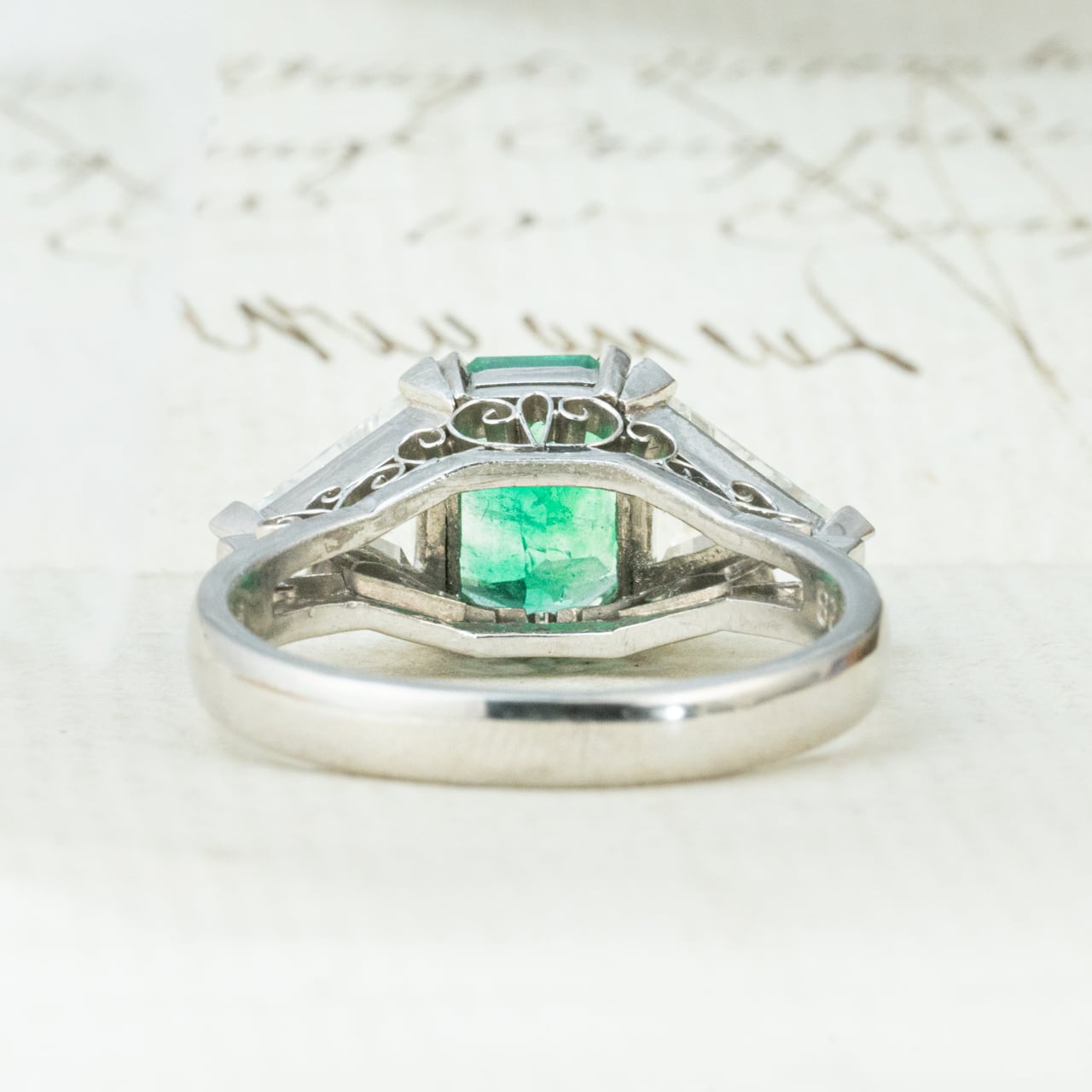 昭和レトロ Pt900 エメラルドリング 2.02ct / トリリアントカット ダイヤモンド 1.28ct ヴィンテージジュエリー ～顔まで美しい　トリリアントカットを添えたエメラルドヴィンテージリング ～