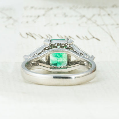 昭和レトロ Pt900 エメラルドリング 2.02ct / トリリアントカット ダイヤモンド 1.28ct ヴィンテージジュエリー ～顔まで美しい　トリリアントカットを添えたエメラルドヴィンテージリング ～