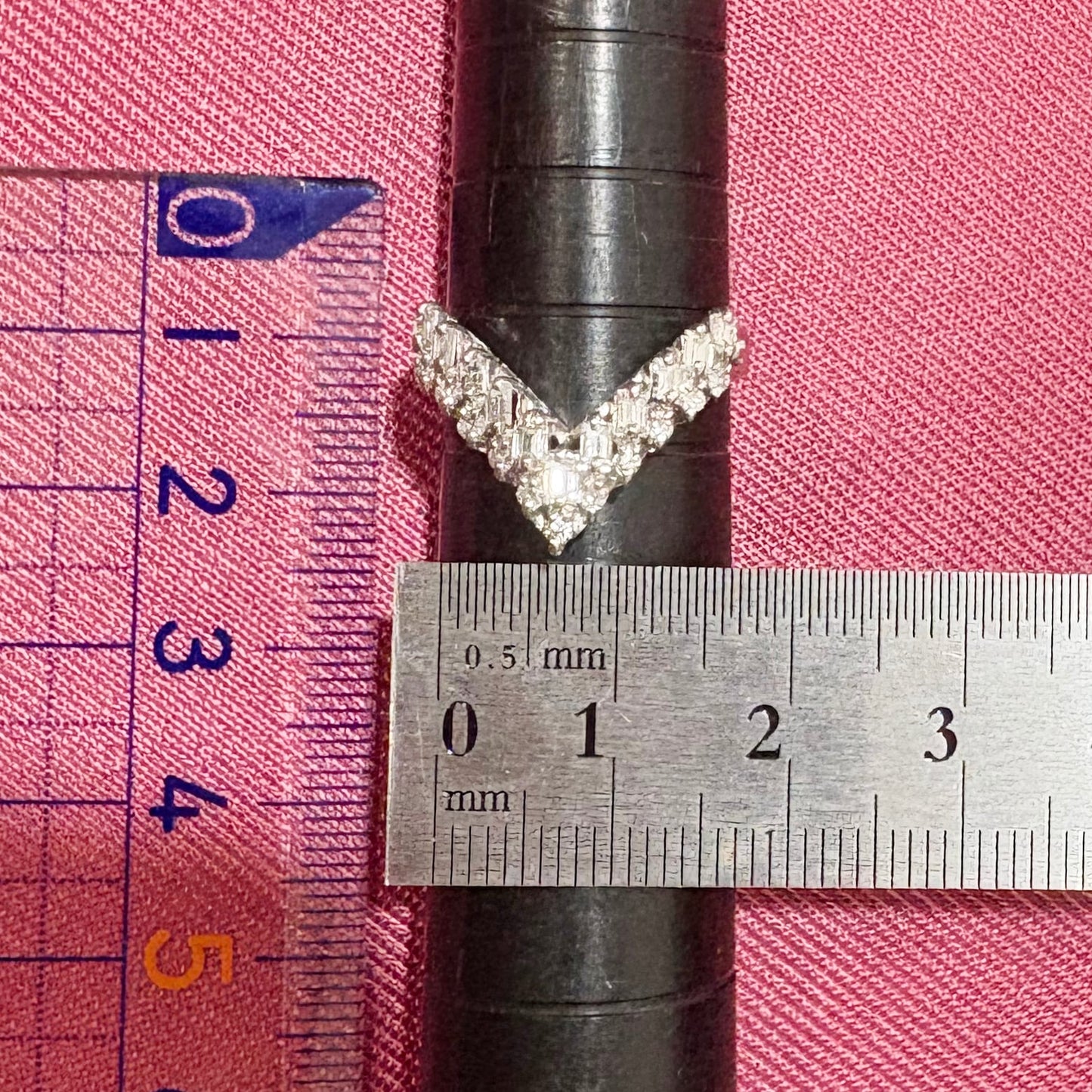 【日本の作品】ヴィンテージ 昭和ジュエリー Pt900 ダイヤモンド 0.7ct V字シェイプ 透かし レトロ デザイン シルバーカラー リング OKR00205