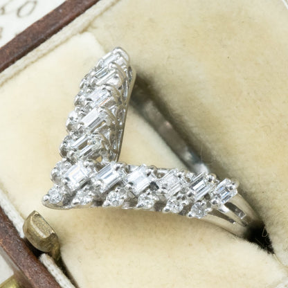 【日本の作品】ヴィンテージ 昭和ジュエリー Pt900 ダイヤモンド 0.7ct V字シェイプ 透かし レトロ デザイン シルバーカラー リング OKR00205