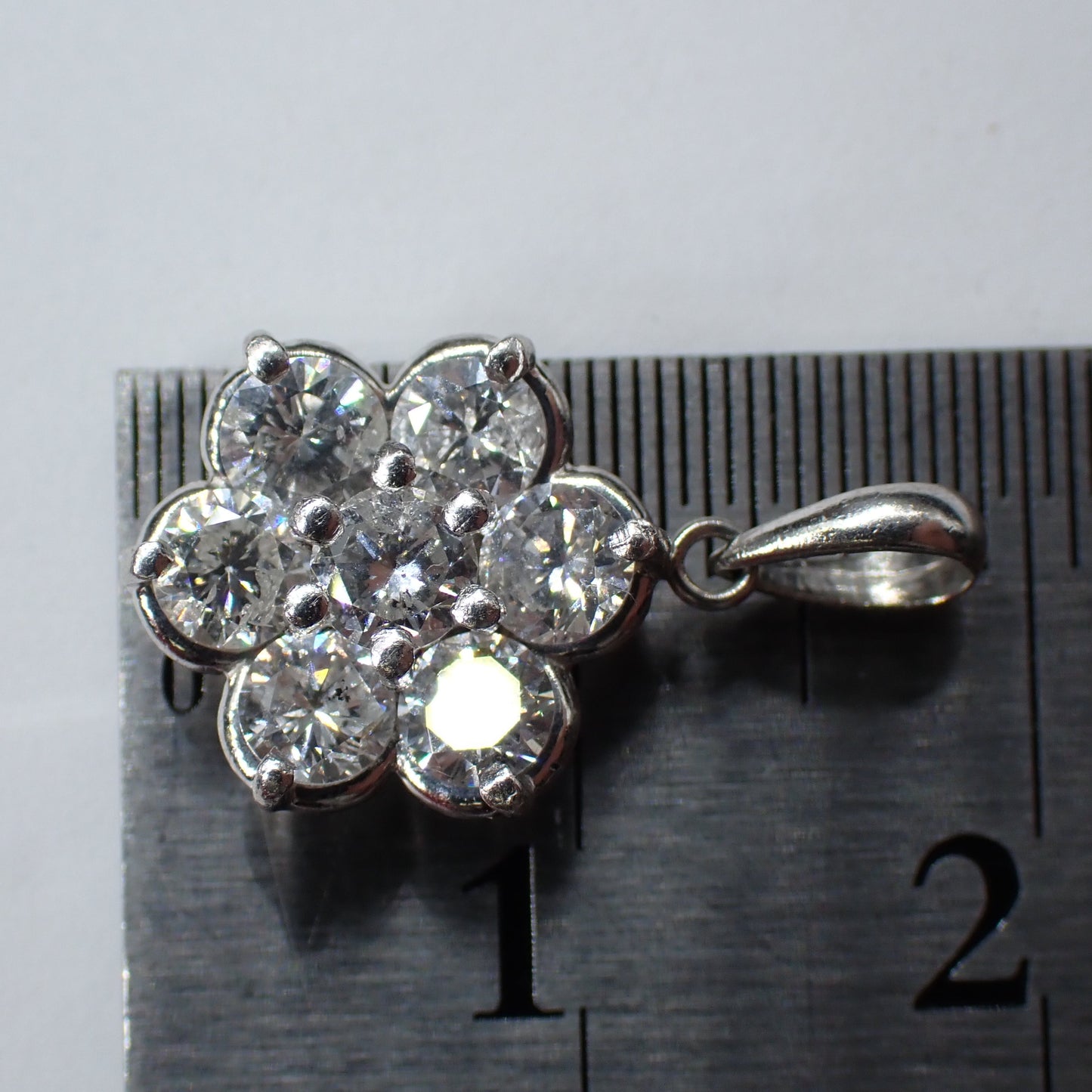 Pt900 ダイヤモンド1.02ct フラワー クラスター ペンダント トップ チャーム ヴィンテージ 小花デザイン 上品な輝き MOP00239