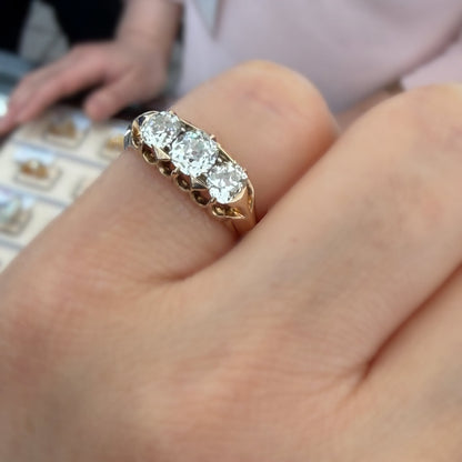 アンティーク ジュエリー イギリス K18   アンティークリング オールドマインカットダイヤモンド  約1ct 3石 トリロジー ベルチャーセッティング 1800年代後半 DR00740 Daisy Ring