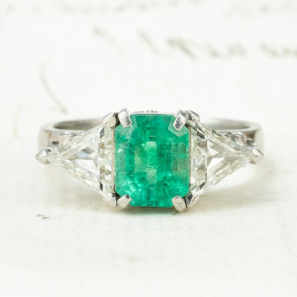 昭和レトロ Pt900 エメラルドリング 2.02ct / トリリアントカット ダイヤモンド 1.28ct ヴィンテージジュエリー ～顔まで美しい　トリリアントカットを添えたエメラルドヴィンテージリング ～