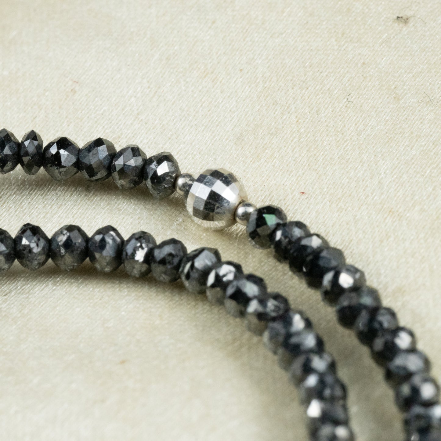 天然石 ブラックダイヤ ビーズ 合計 30ct K18WG 40~45cm アジャスターチェーン付き シンプルデザイン ネックレス30ct 〜クールなブラックダイヤの輝き〜 MN00251