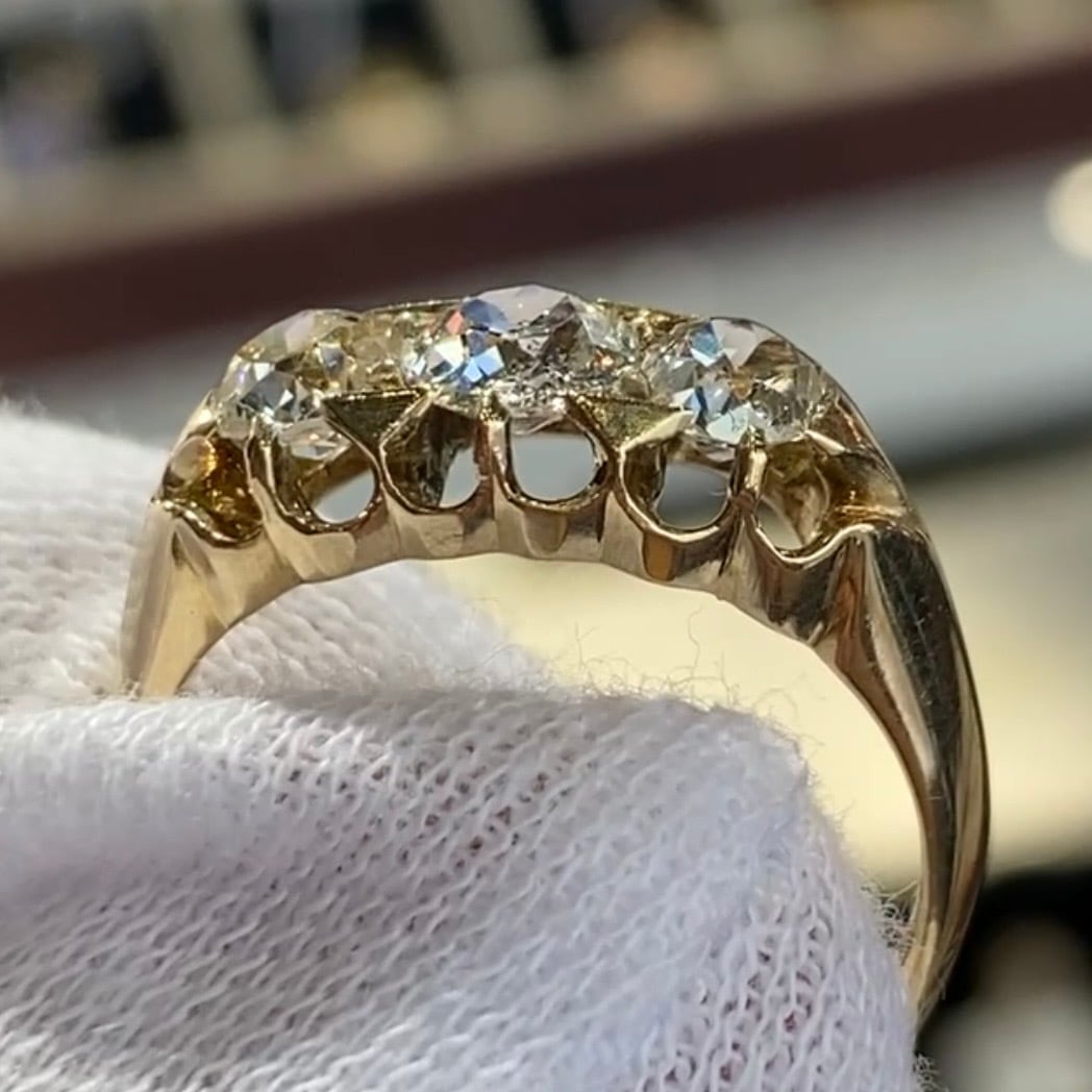 アンティーク ジュエリー イギリス K18   アンティークリング オールドマインカットダイヤモンド  約1ct 3石 トリロジー ベルチャーセッティング 1800年代後半 DR00740 Daisy Ring