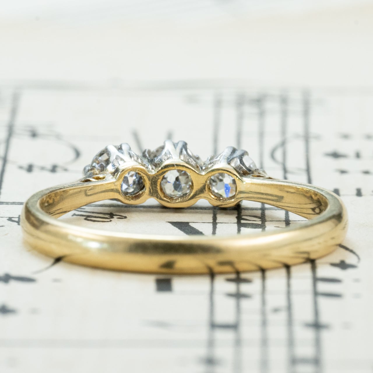イギリス  アンティークジュエリー 3stone K18 /Pt  ゴールド コンビカラー シンプルデザイン リング オールドカットダイヤモンド 約0.2ct  1900年初頭頃  DR00726