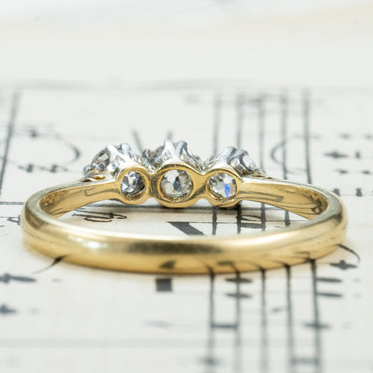 イギリス  アンティークジュエリー 3stone K18 /Pt  ゴールド コンビカラー シンプルデザイン リング オールドカットダイヤモンド 約0.2ct  1900年初頭頃  DR00726 2枚目