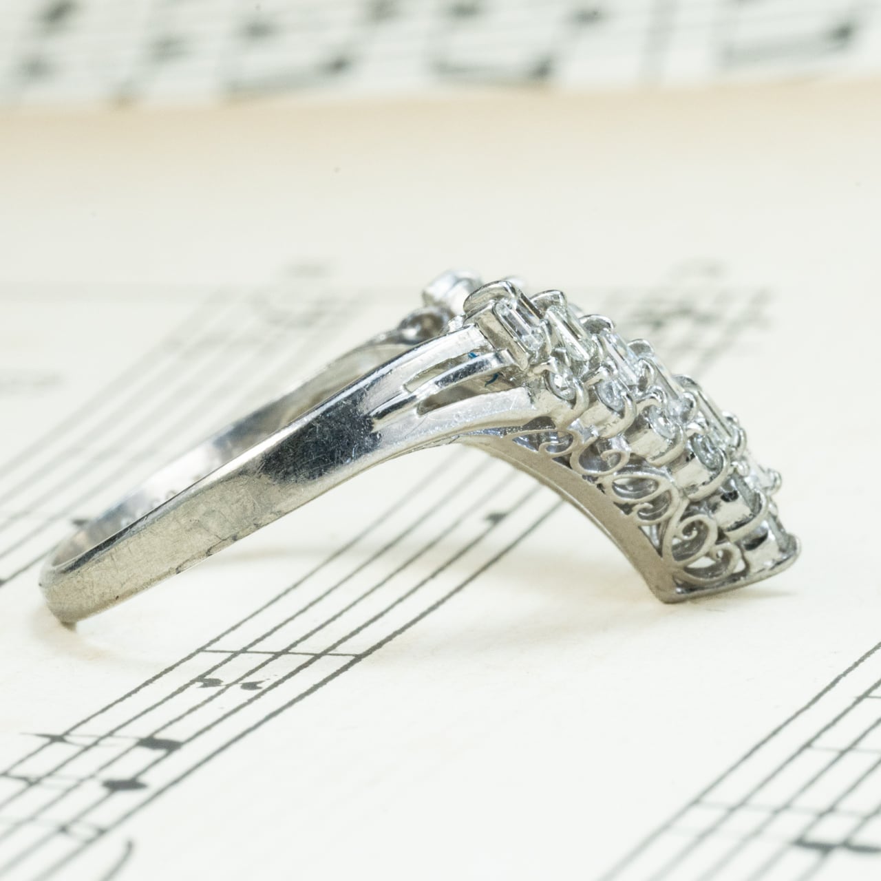【日本の作品】ヴィンテージ 昭和ジュエリー Pt900 ダイヤモンド 0.7ct V字シェイプ 透かし レトロ デザイン シルバーカラー リング OKR00205