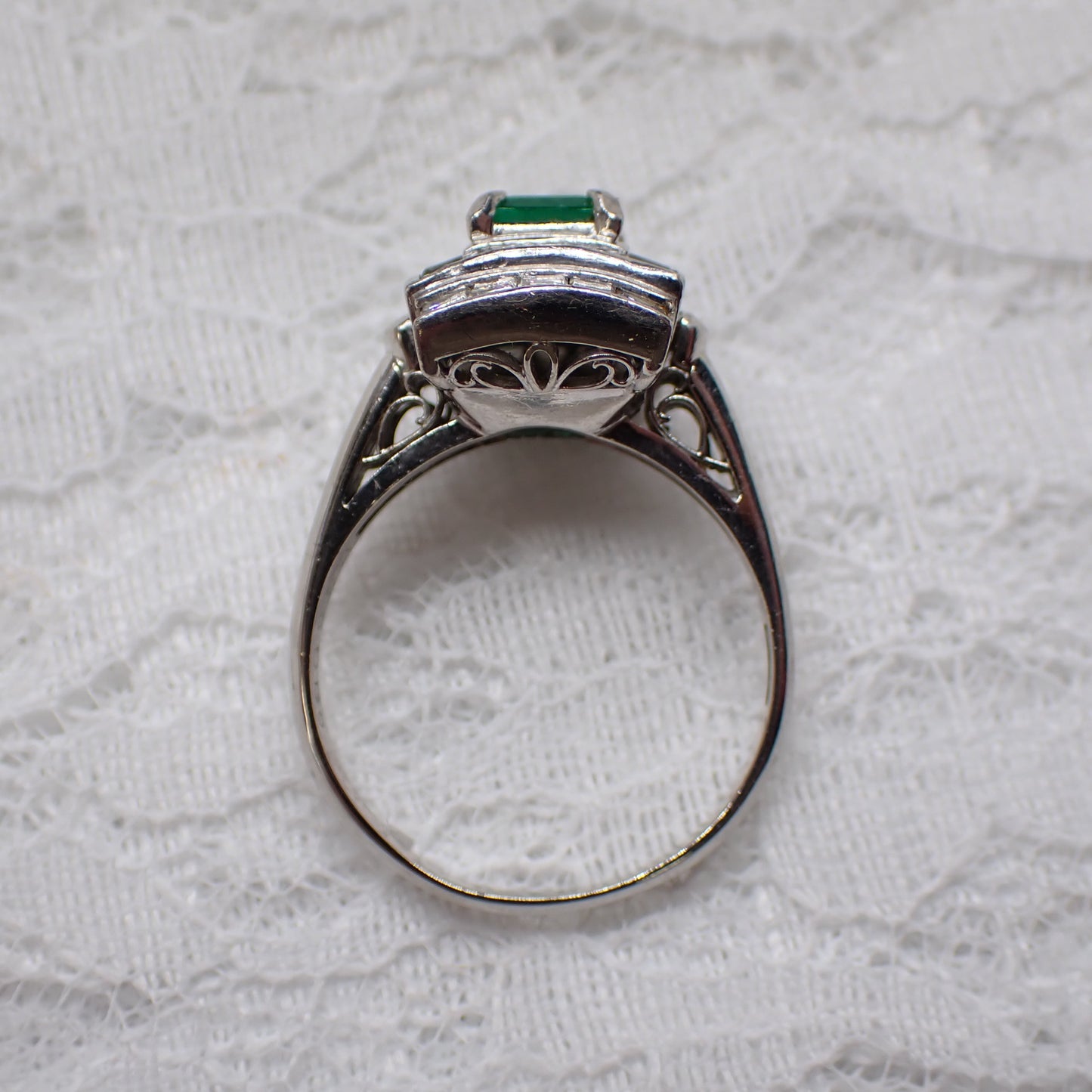 昭和レトロ ヴィンテージジュエリー 透かし 和デコ ザマス デザインリング 指輪 Pt900 エメラルド 0.83ct ダイヤモンド 1.3ct シルバーカラー MOR00699