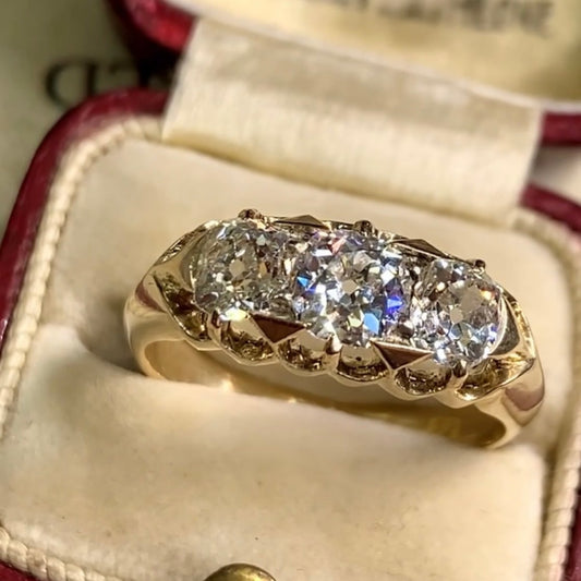 アンティーク ジュエリー イギリス K18   アンティークリング オールドマインカットダイヤモンド  約1ct 3石 トリロジー ベルチャーセッティング 1800年代後半 DR00740 Daisy 2枚目