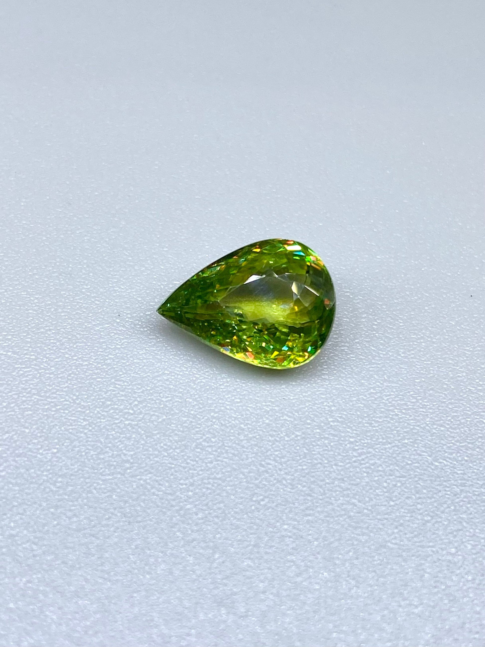 はっきり美しい緑茶系スフェーン 3.29ct ルースペアシェイプ 動画リンク Twitter/Xあり 2枚目