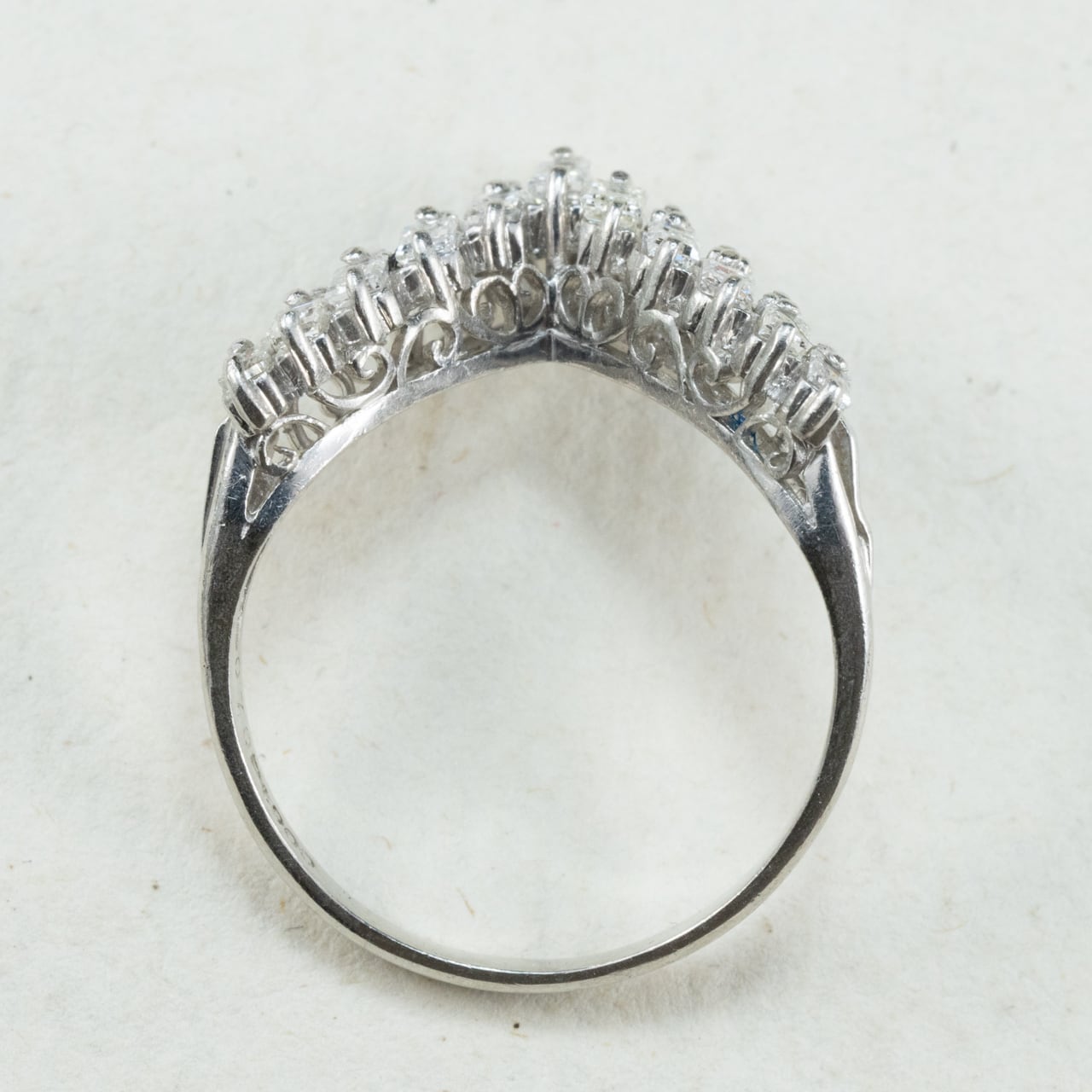 【日本の作品】ヴィンテージ 昭和ジュエリー Pt900 ダイヤモンド 0.7ct V字シェイプ 透かし レトロ デザイン シルバーカラー リング OKR00205