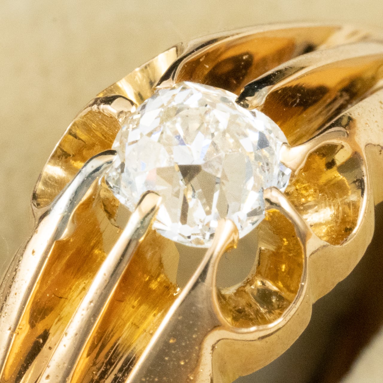 イギリスアンティーク ジュエリー K18 オールドマインカットダイヤモンド 約0.5ct ベルチャーセッティング 1905年製 バーミンガム 彫り装飾 ゴールド リング DR00776  Daisy Ring